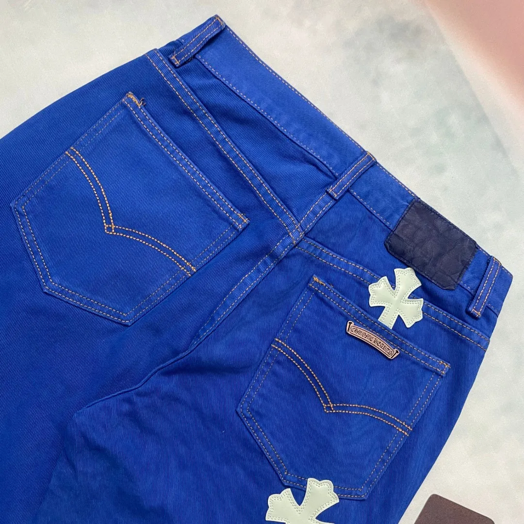 🅿️310 🔘Style No.-KL117 🔘Cro Heart𝐂𝐡𝐫𝐨𝐦𝐞 𝐇𝐞𝐚𝐫𝐭 CH Limited Dopamine Blue Patch Leather Jeans* These dopamine jeans are ridiculously handsome. Fashion trendsetters, gather your attention! This dopamine personalized jeans can be called the "nuclear weapon" of fashionable people's wear. Not only are they the same style for celebrities, they are also regarded as favorites by many fashion bloggers and their popularity remains high. The new design polishes the shape and upper body effect to the extreme. The time it takes to make one pair of pants is equivalent to making 20 pieces of short-sleeves, and the complexity of the process is beyond imagination. It is made of high-quality imported denim, which is soft to the touch, wear-resistant and has a high-end texture. In order to give it just the right color and texture, the design team repeatedly washed and proofed it. After countless attempts and adjustments, it was presented to the public in an almost perfect posture. Wearing it is not only comfortable and comfortable, but also instantly increases the eye-catching index of the outfit, making it easy to become the focus of the crowd. Whether it is daily outings or important occasions, you can easily create a fashionable atmosphere.  Size: S M L XL (28.30.32.34) Color: Blue